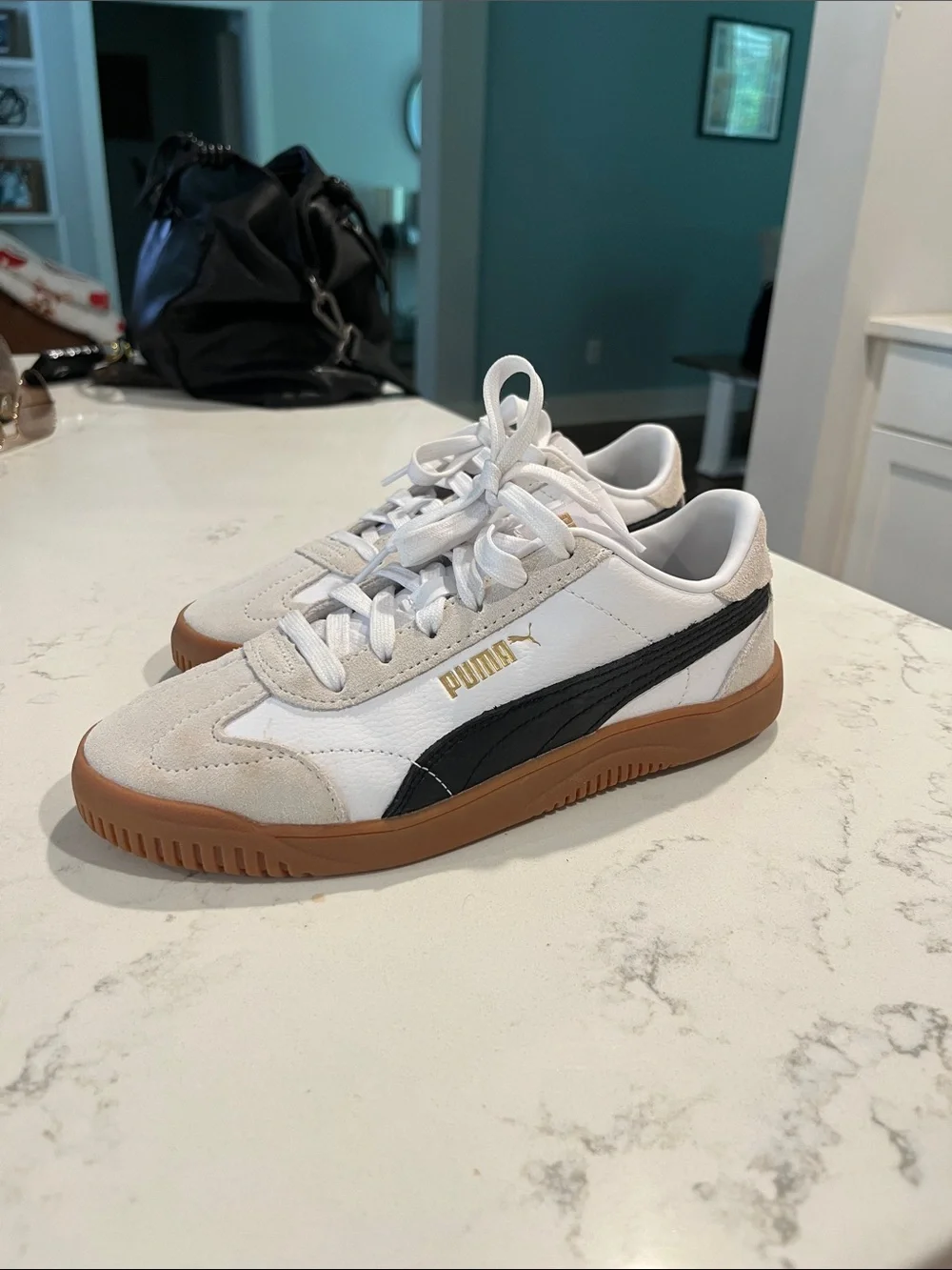 Puma White Sneakers with Black Formstripe and Gum Sole Big kids